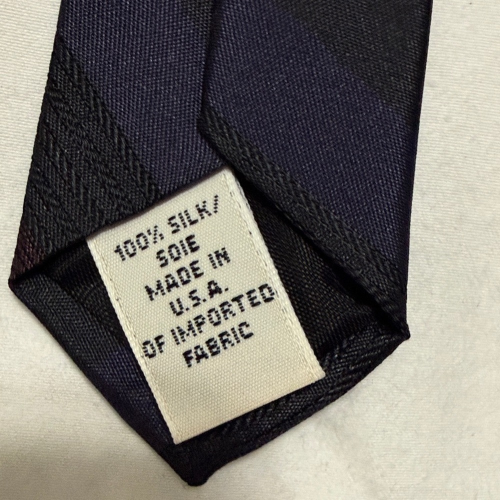 Donna Karan Elegant Black and Red Tie - Picture 3 of 3